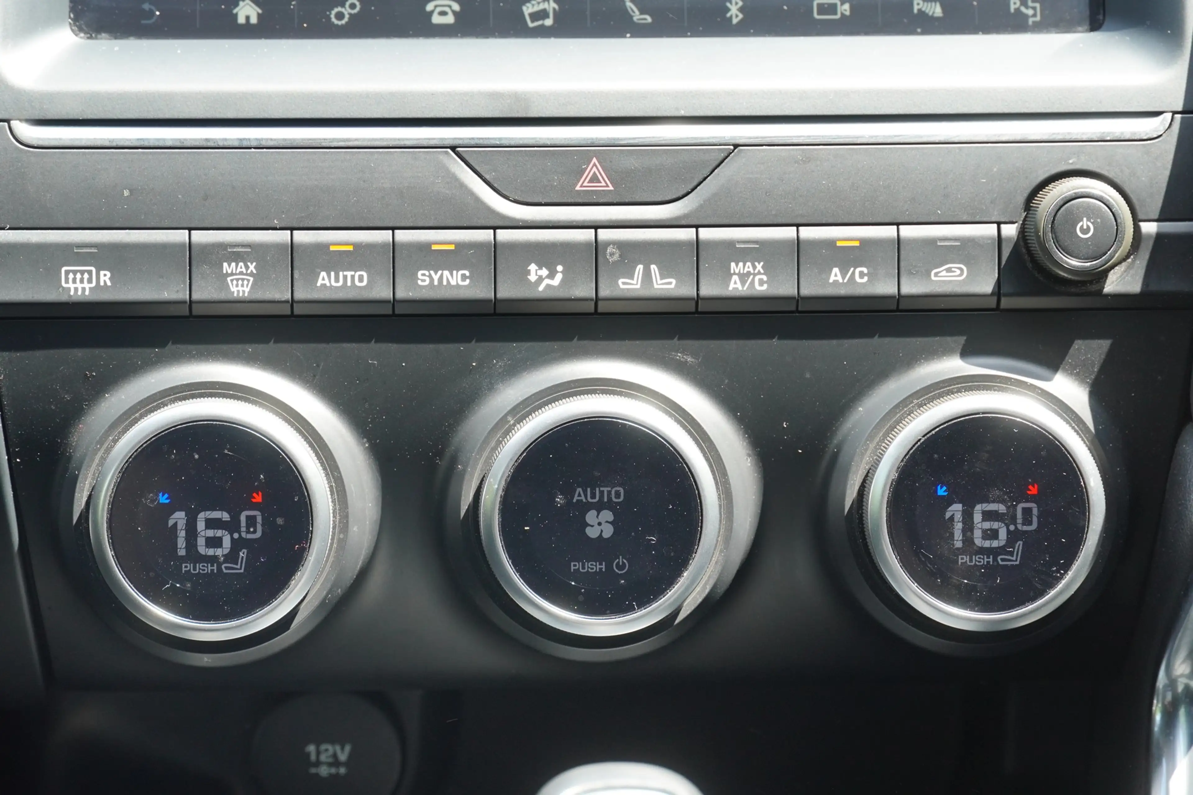Jaguar E-Pace E-PACE 2.0 AWD LED Kamera Sitzheizung Tempomat — photo 11