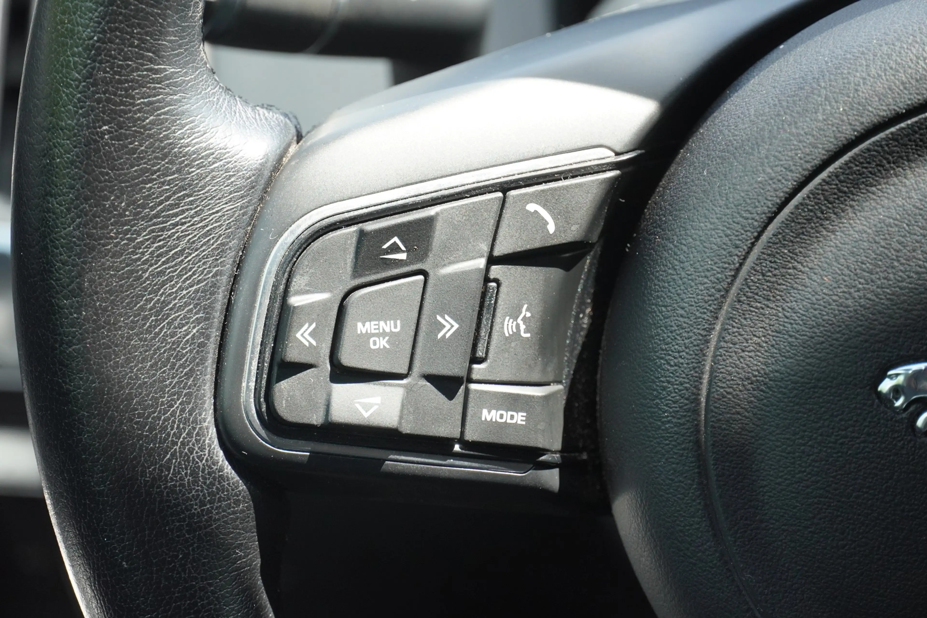 Jaguar E-Pace E-PACE 2.0 AWD LED Kamera Sitzheizung Tempomat — photo 14