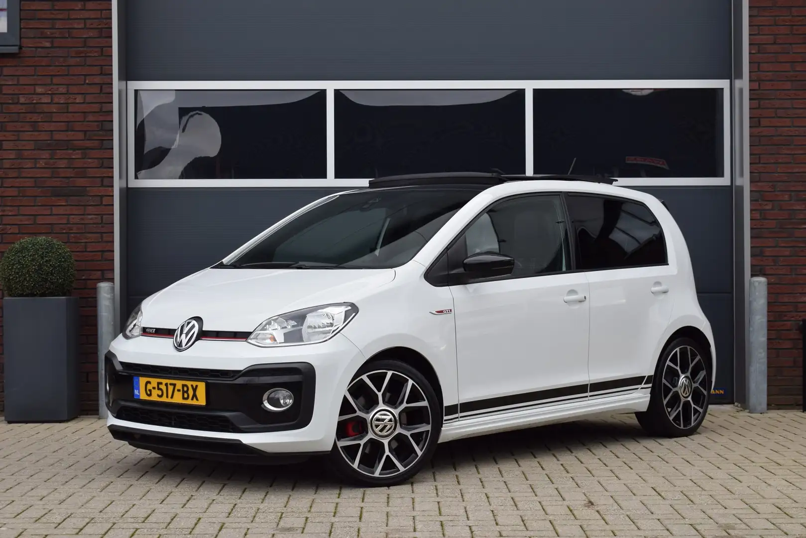 Volkswagen up! GTI 1.0 TSI 116pk Pano - Beats - Camera - Originee Wit - 1