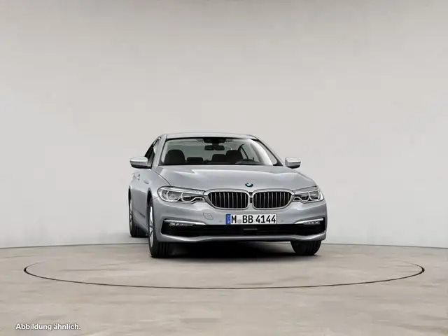 BMW 5 Series view 10