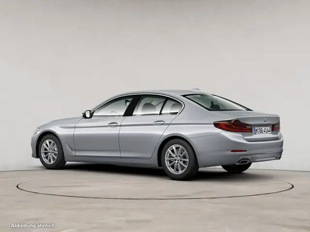 BMW 5 Series view 6