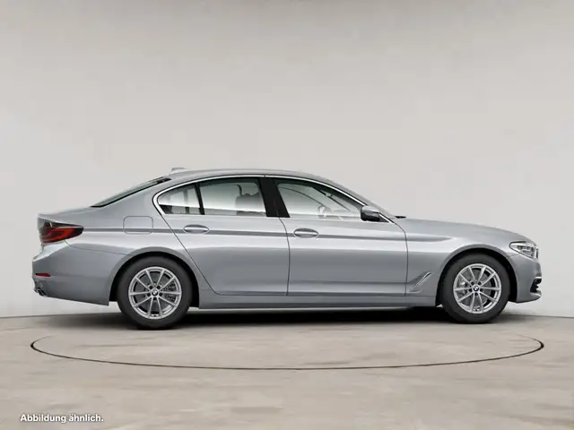 BMW 5 Series view 8