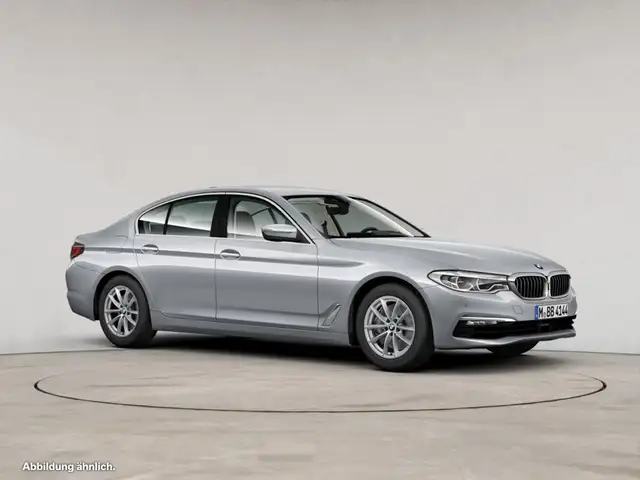 BMW 5 Series view 9