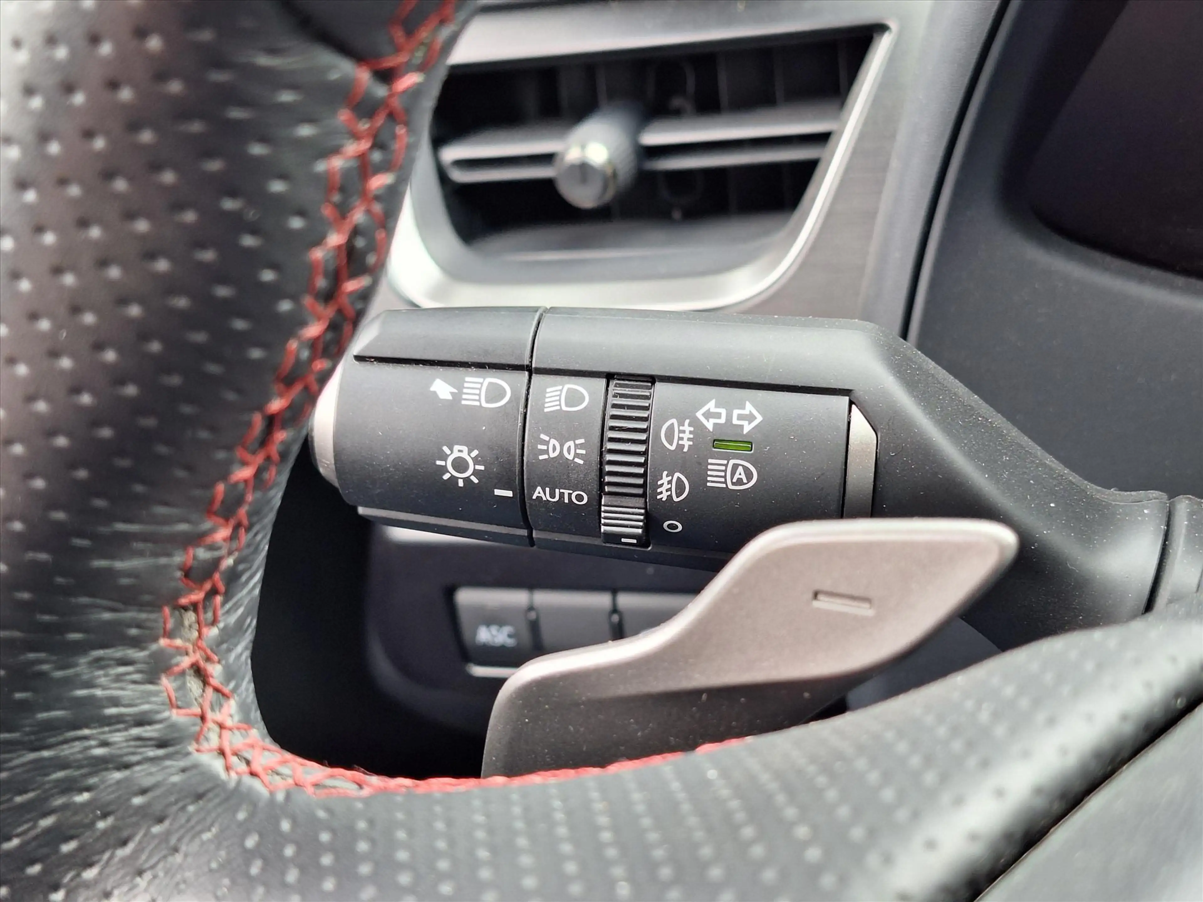 Lexus UX 250h F Sport Line | Head up display, Dodehoekherkenning — photo 25