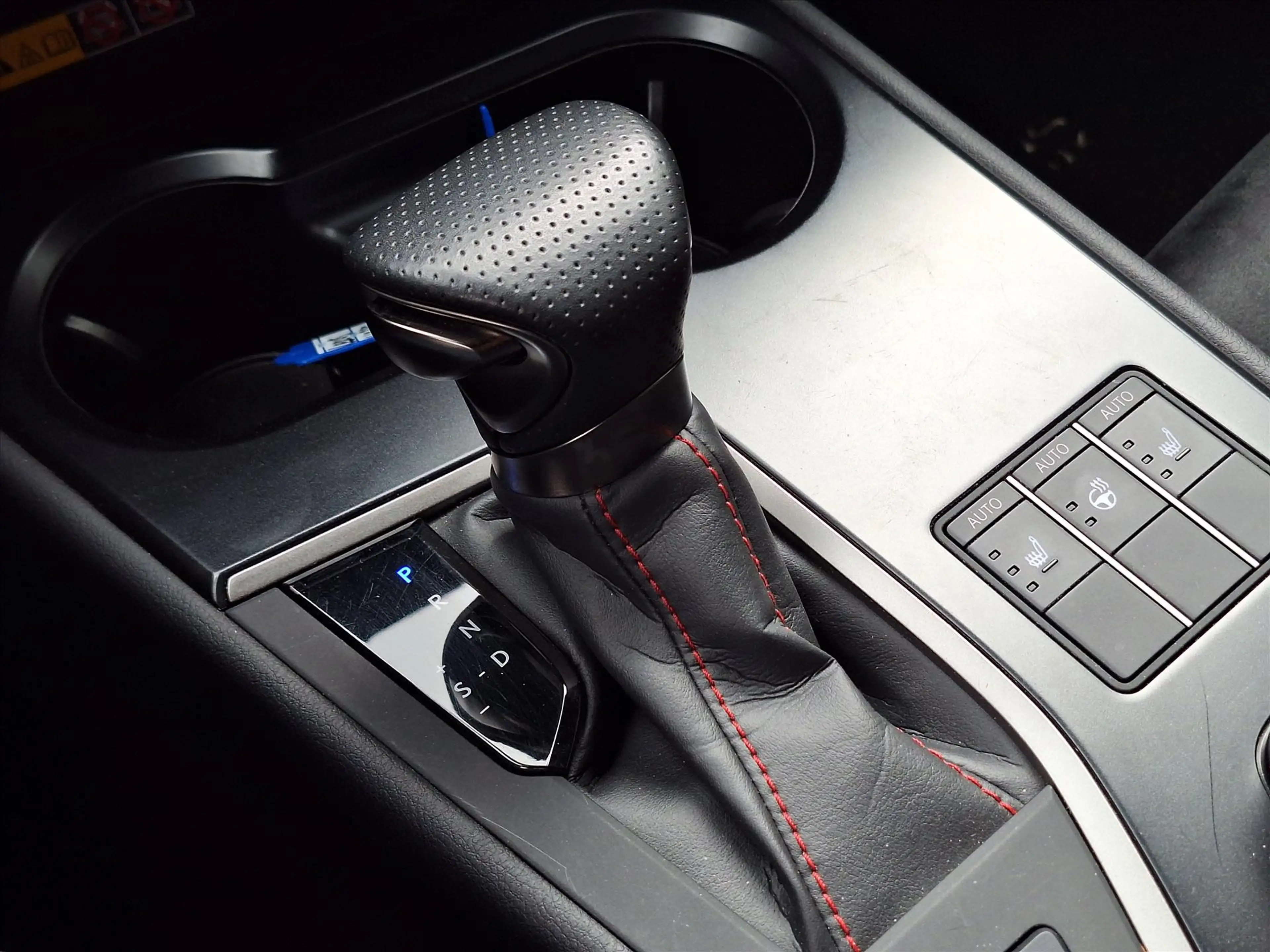 Lexus UX 250h F Sport Line | Head up display, Dodehoekherkenning — photo 29