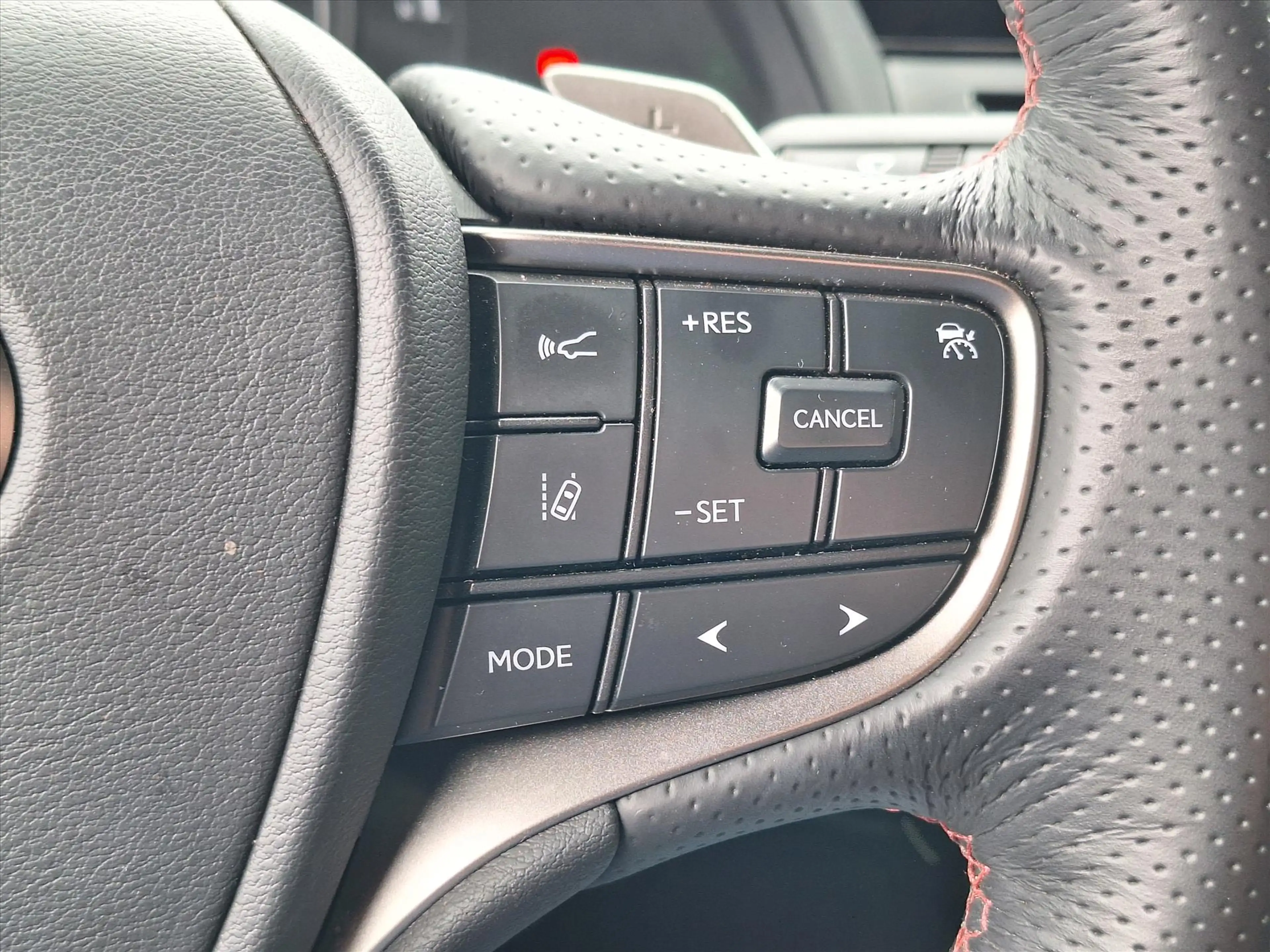 Lexus UX 250h F Sport Line | Head up display, Dodehoekherkenning — photo 27