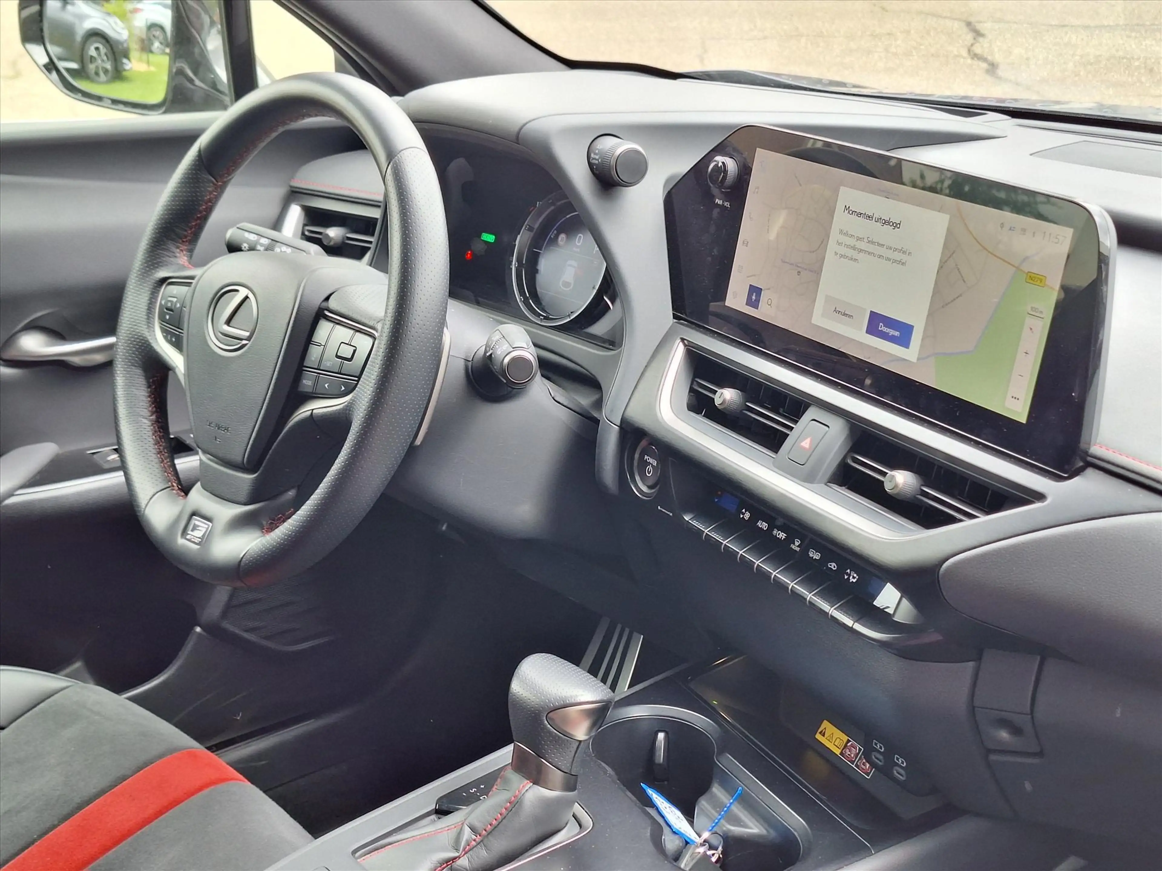 Lexus UX 250h F Sport Line | Head up display, Dodehoekherkenning — photo 11