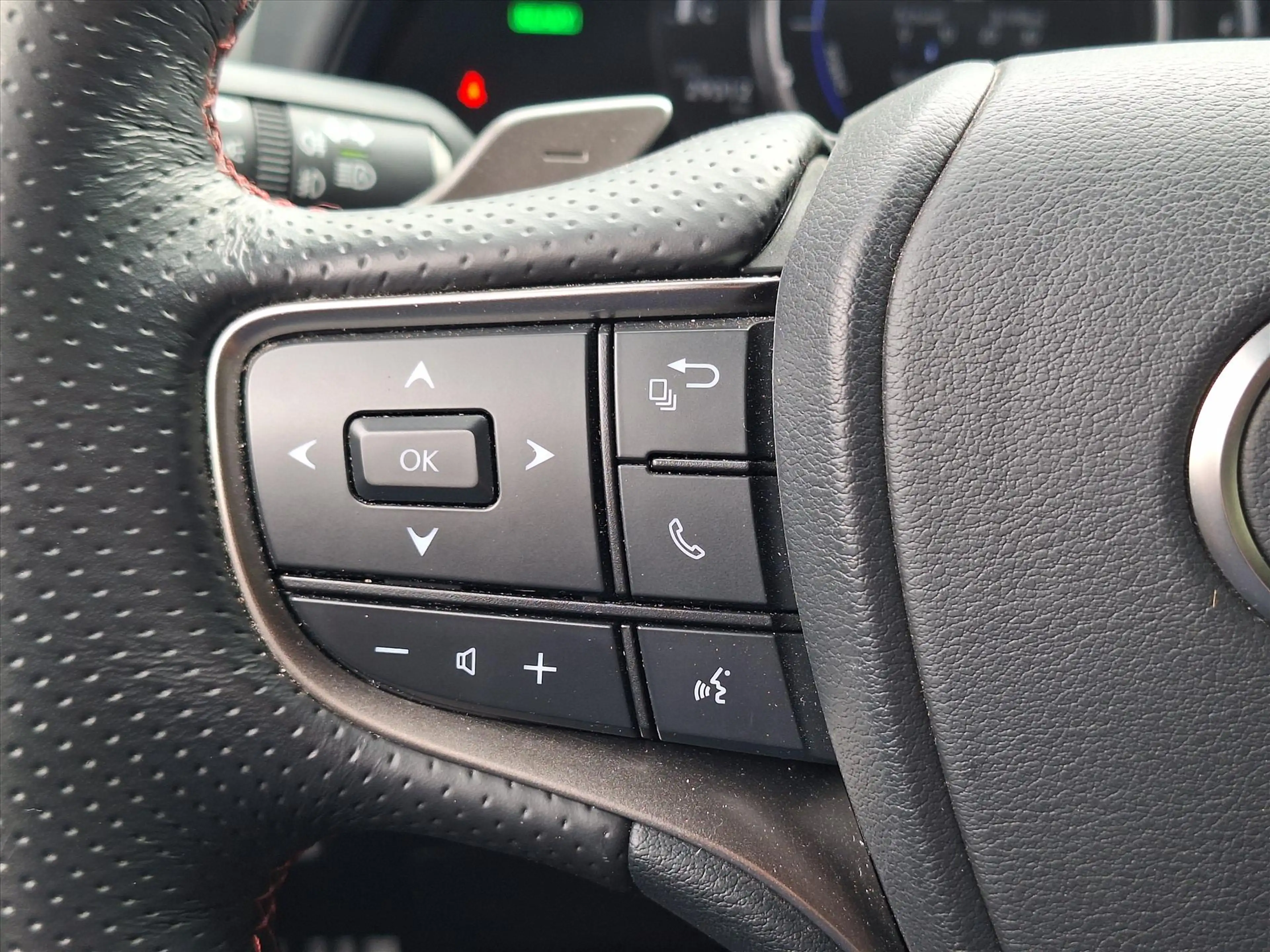 Lexus UX 250h F Sport Line | Head up display, Dodehoekherkenning — photo 28