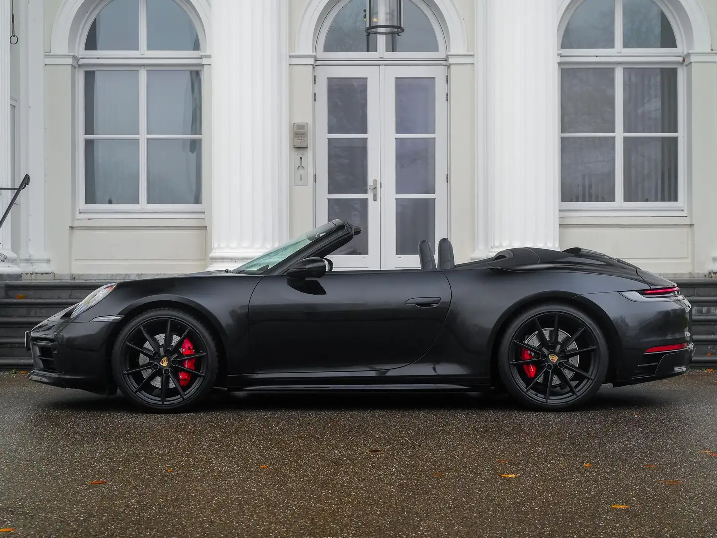 Porsche 992 Cabrio 3.0 Carrera 4 S | Sport Design | Sport Chro Zwart - 1