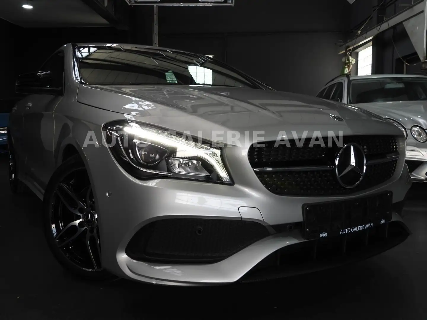 Mercedes-Benz CLA 220 CLA 220 SHOOTING BRAKE 4M AMG/LED/NIGHT-PAKET/ Silber - 1