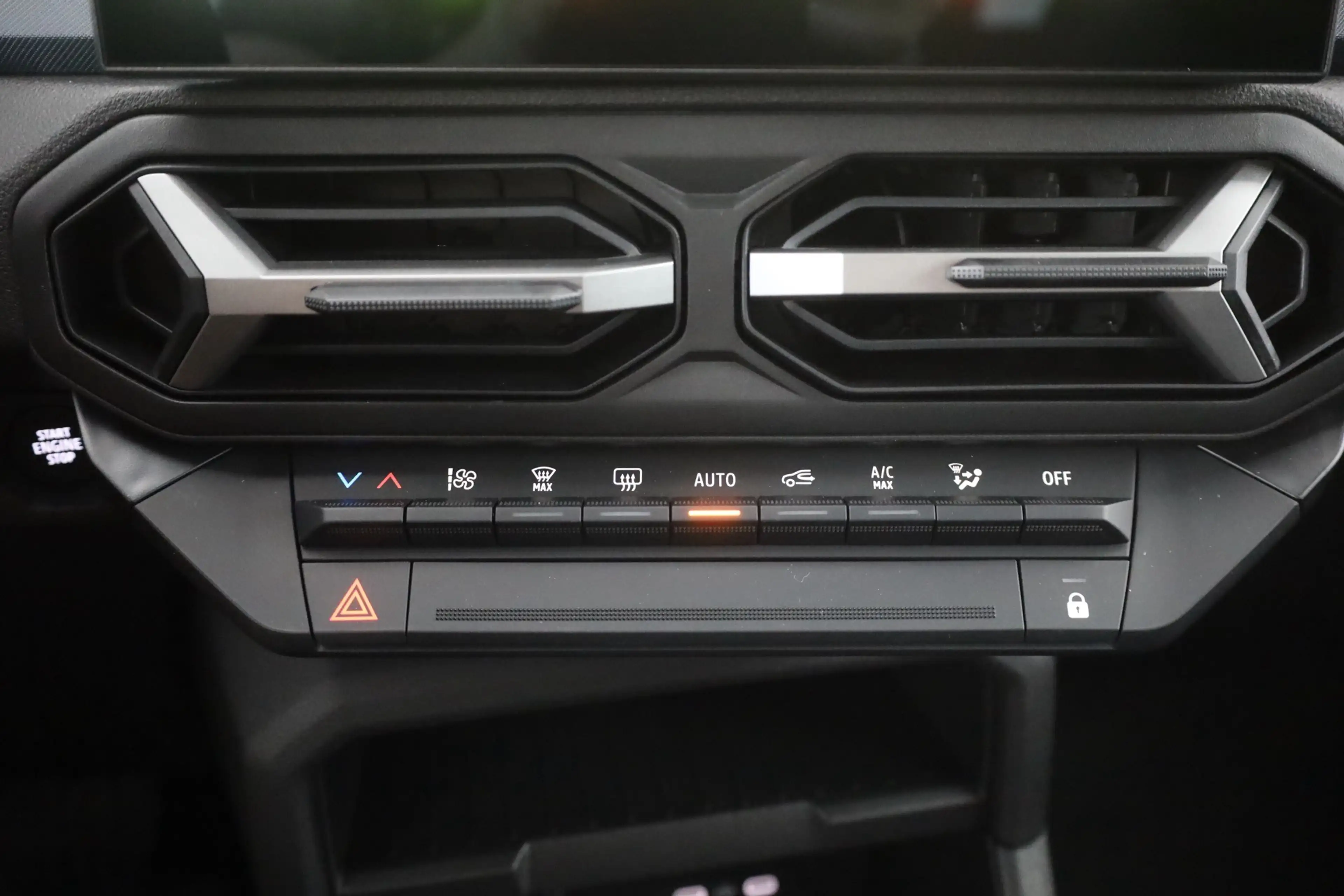 Dacia Duster Journey mHev 140 Aut. LED Navi Kamera — photo 12