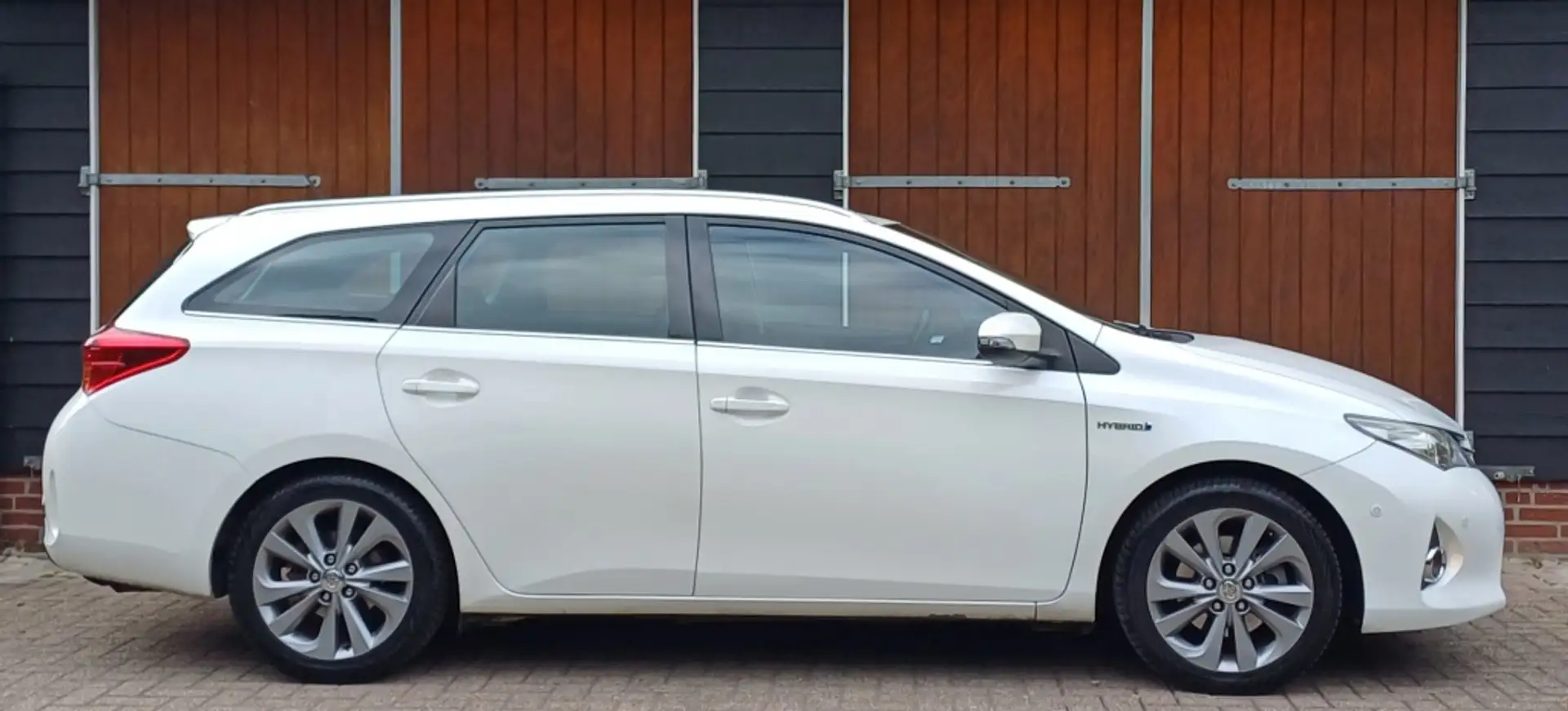 Toyota Auris Touring Sports 1.8 Hybr. Executive Wit - 2