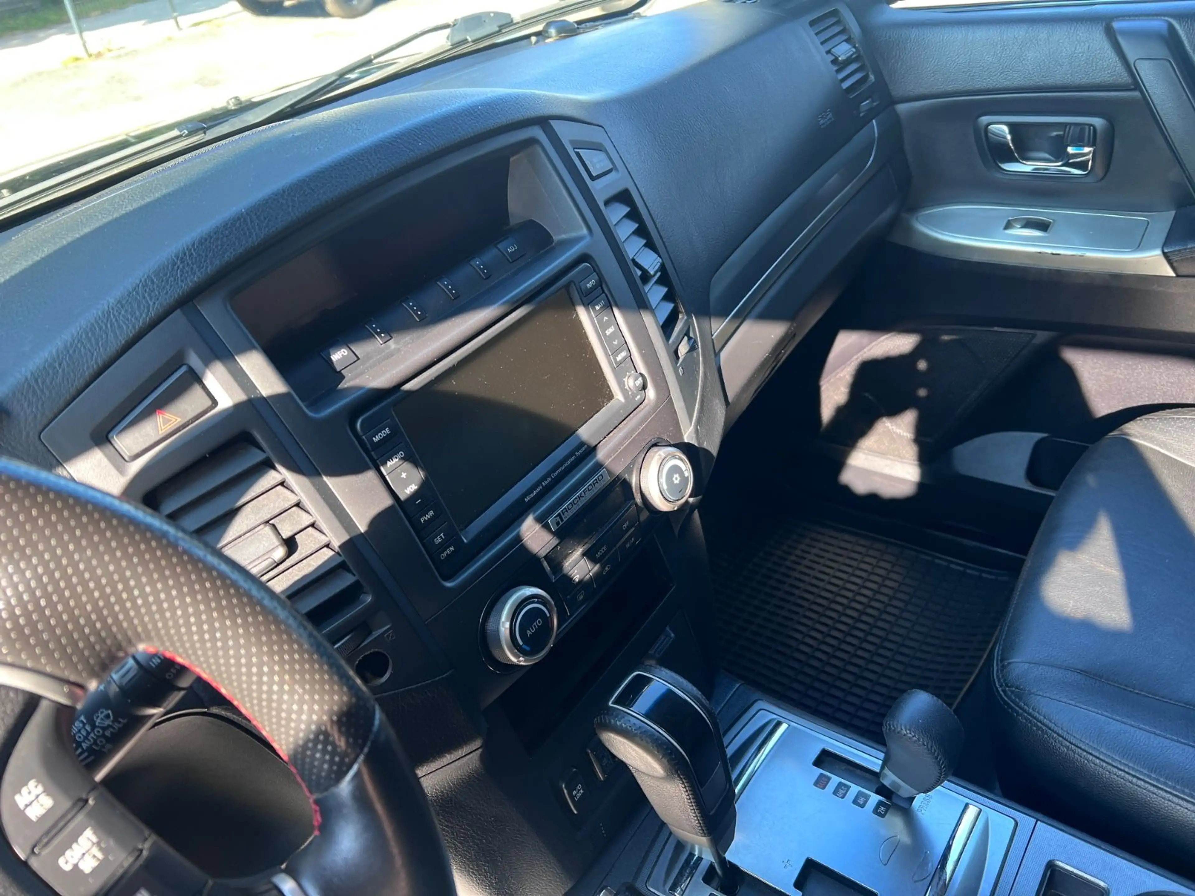 Mitsubishi Pajero 3.2 DI-D Instyle — photo 11
