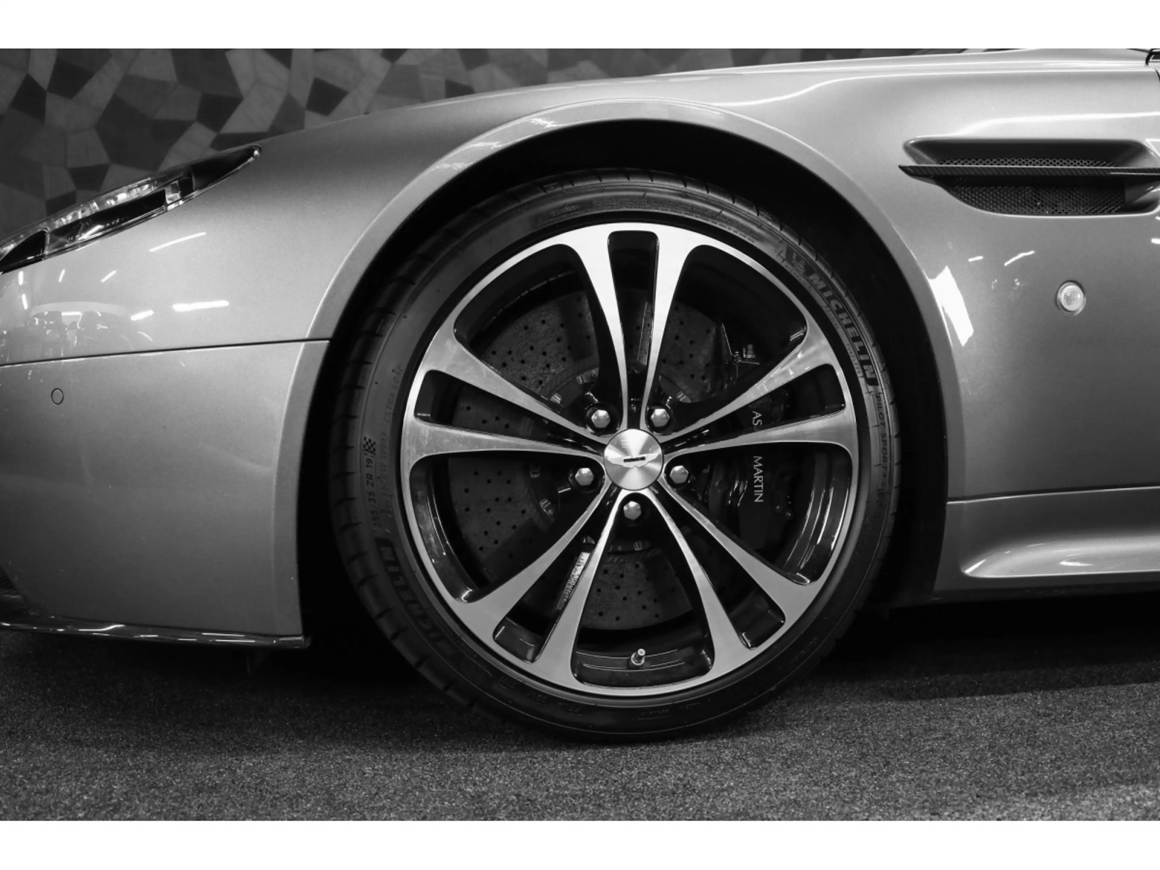 Aston Martin Vantage V12 Roadster / Boîte manuelle / 1 OF 101 — photo 15