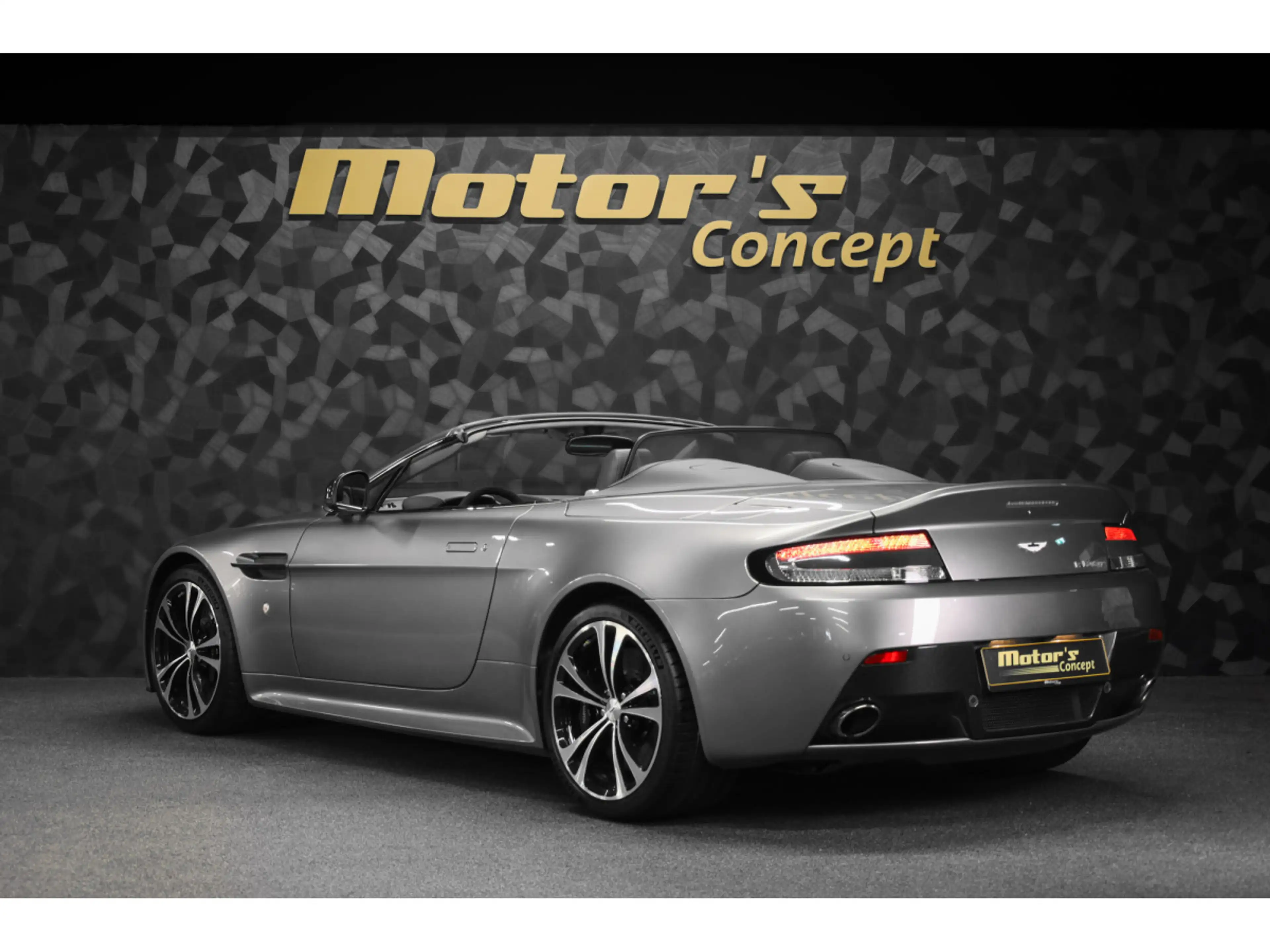 Aston Martin Vantage V12 Roadster / Boîte manuelle / 1 OF 101 — photo 6