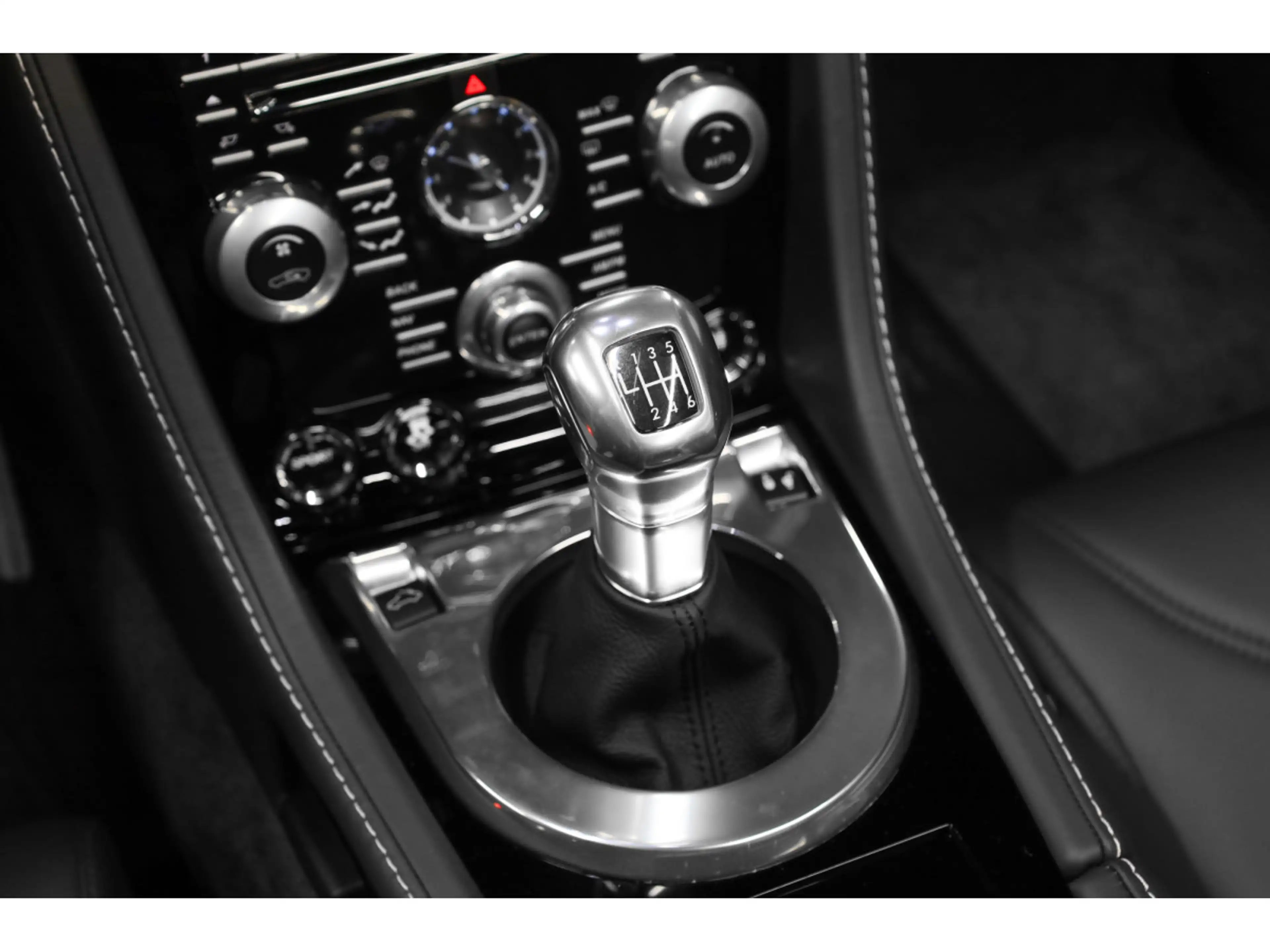 Aston Martin Vantage V12 Roadster / Boîte manuelle / 1 OF 101 — photo 10