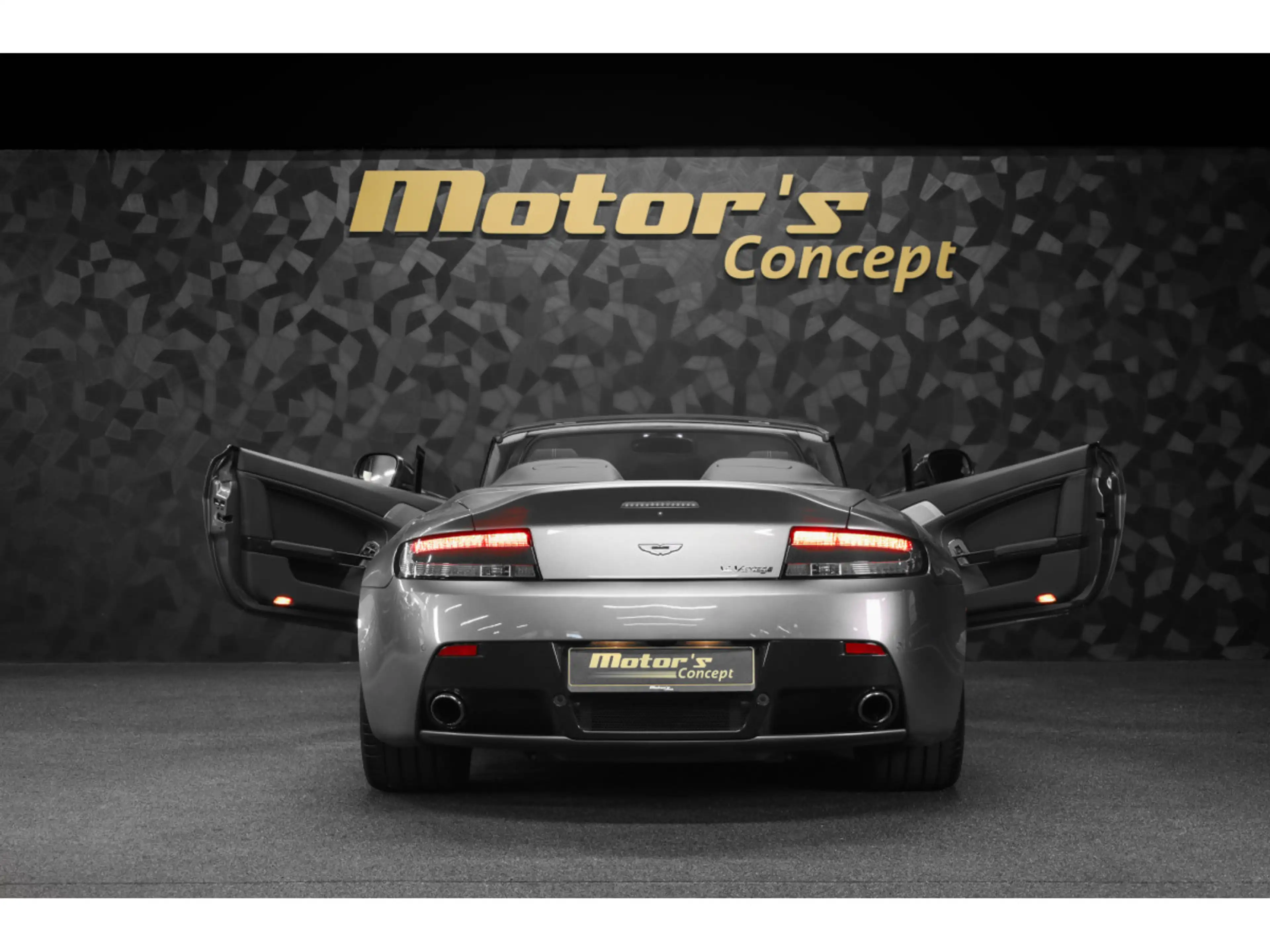 Aston Martin Vantage V12 Roadster / Boîte manuelle / 1 OF 101 — photo 4