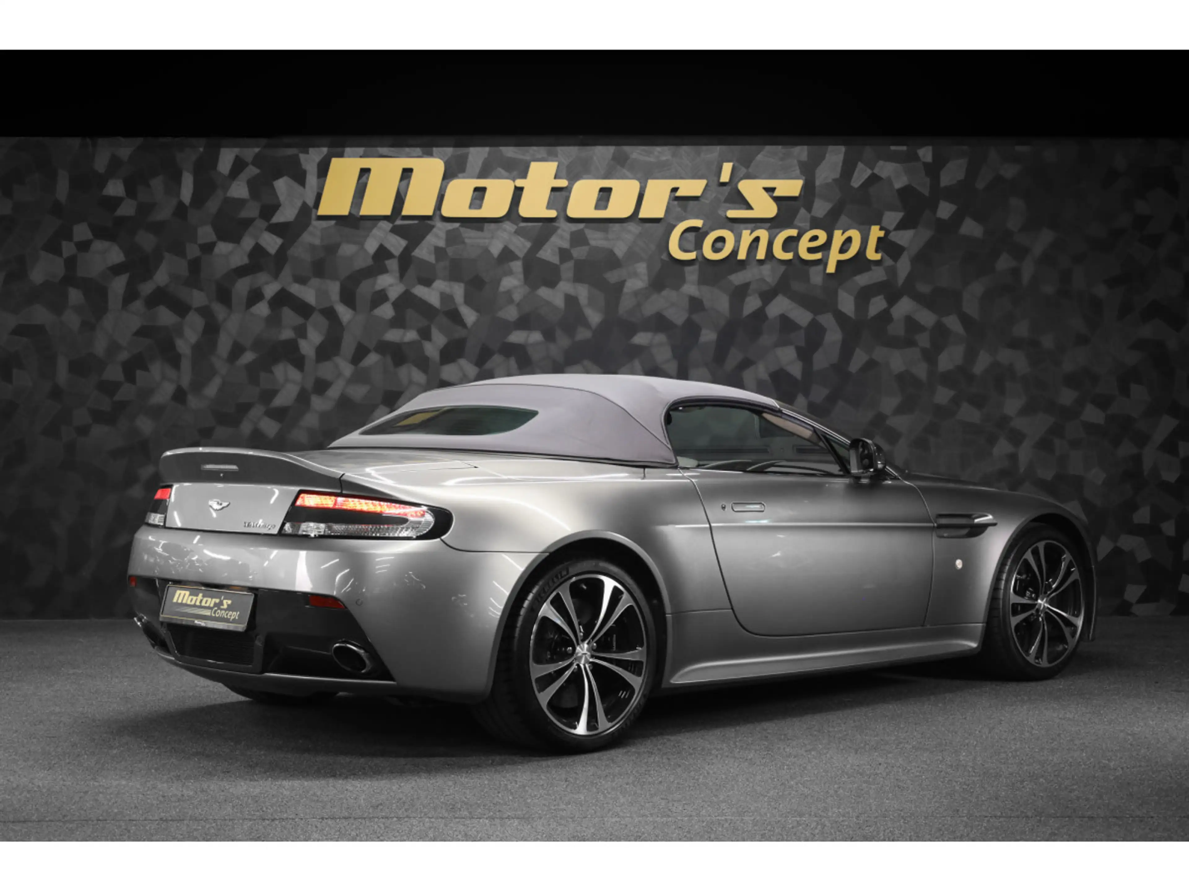 Aston Martin Vantage V12 Roadster / Boîte manuelle / 1 OF 101 — photo 2