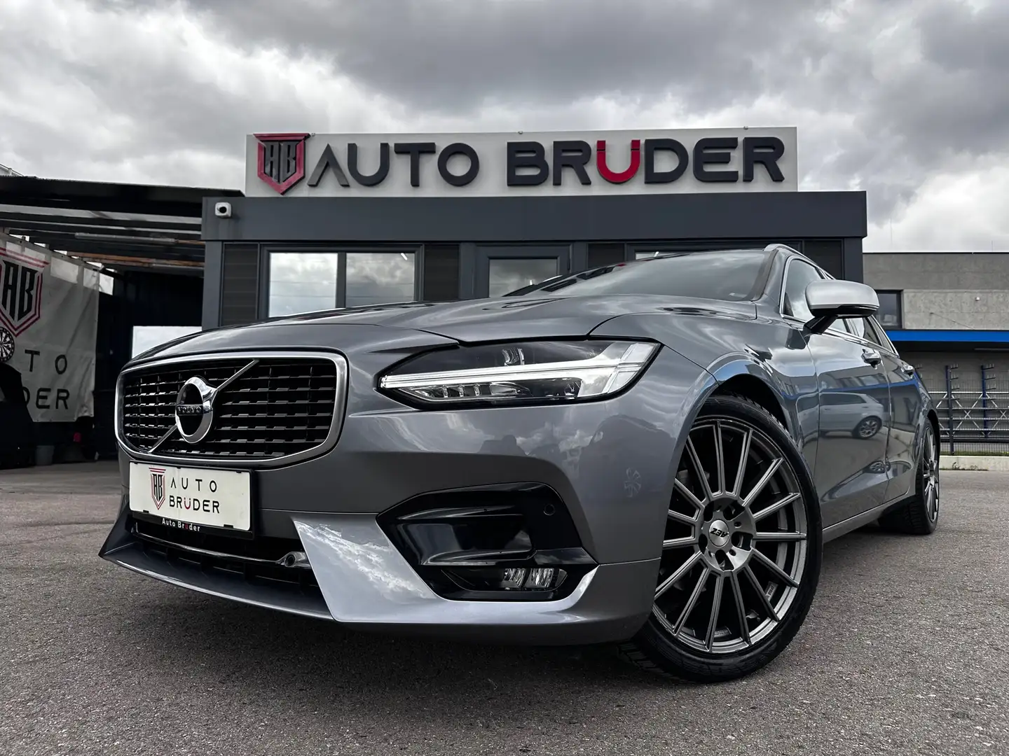 Volvo V90 R Design Grau - 2