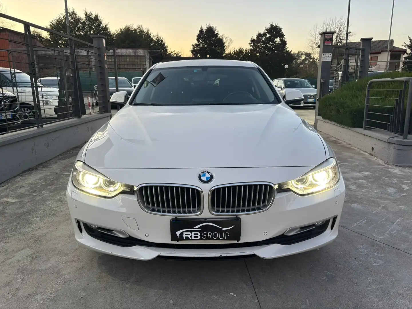 BMW 320 320d Touring xdrive Business auto Bianco - 2