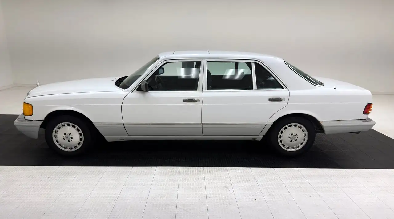Mercedes-Benz 420SEL 4 Door Sedan, foto 2