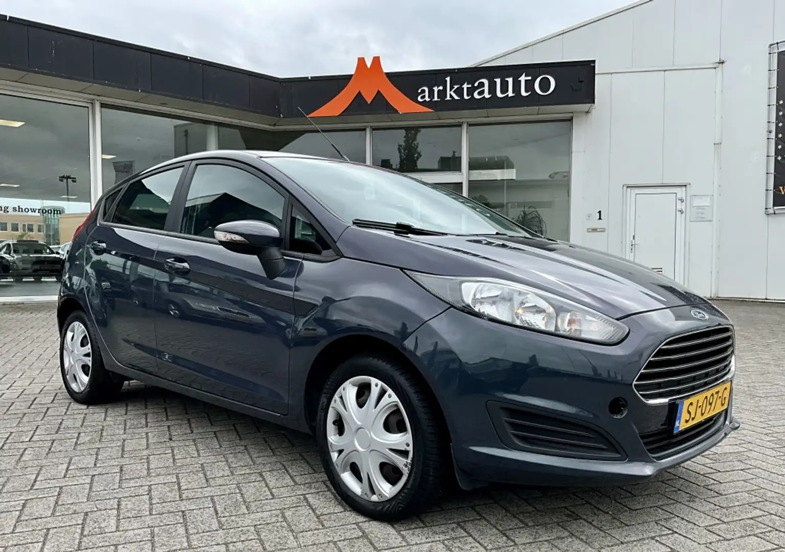 Ford Fiesta 1.25 met Airco en nieuwe APK! Grijs - 1