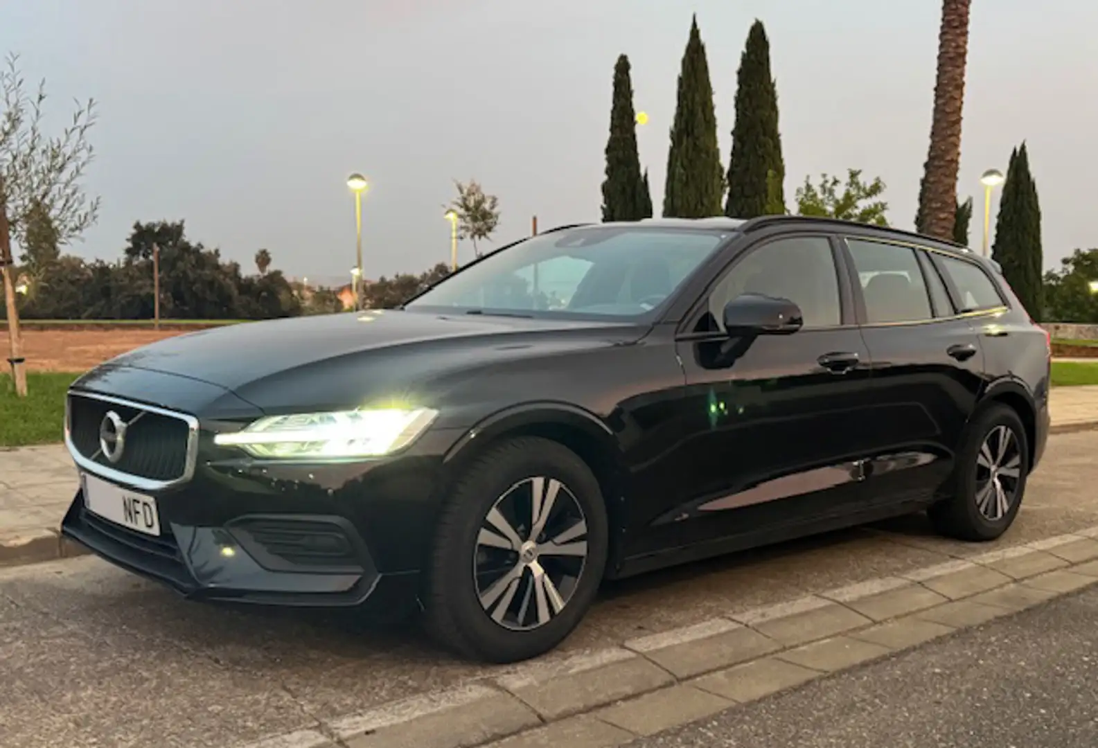 Volvo V60 D3 Momentum Pro Negro - 1