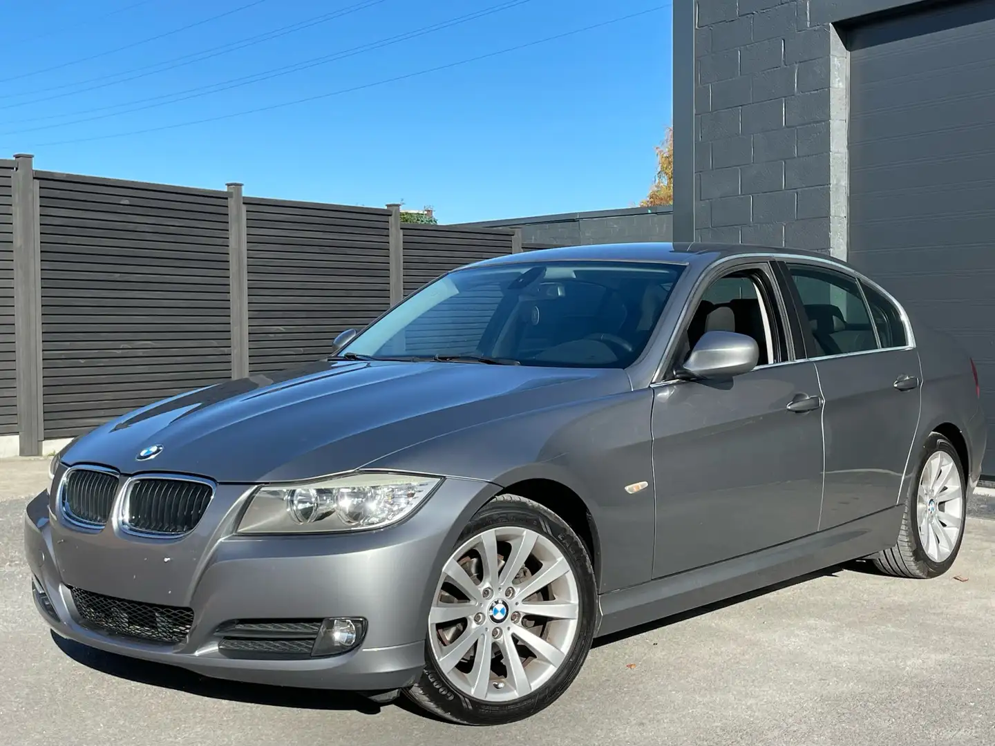 BMW 318 D déjà en demande d’immatriculation. Gris - 1