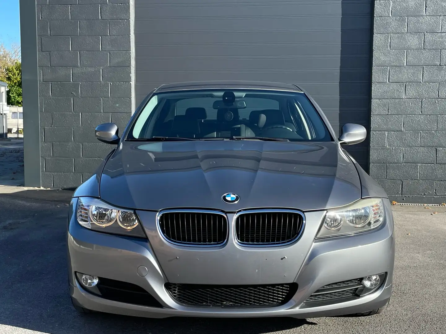 BMW 318 D déjà en demande d’immatriculation. Gris - 2