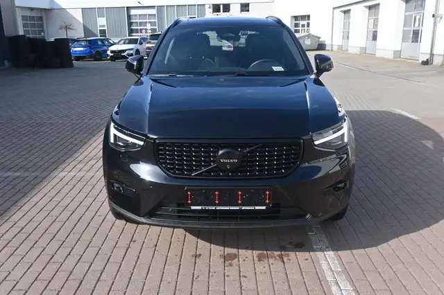 Volvo XC40 view 3