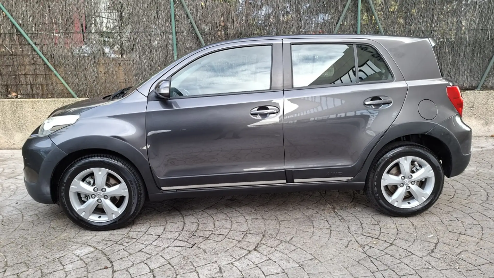 Toyota Urban Cruiser Cruiser1.4D-4D Active4x4 Gris - 2