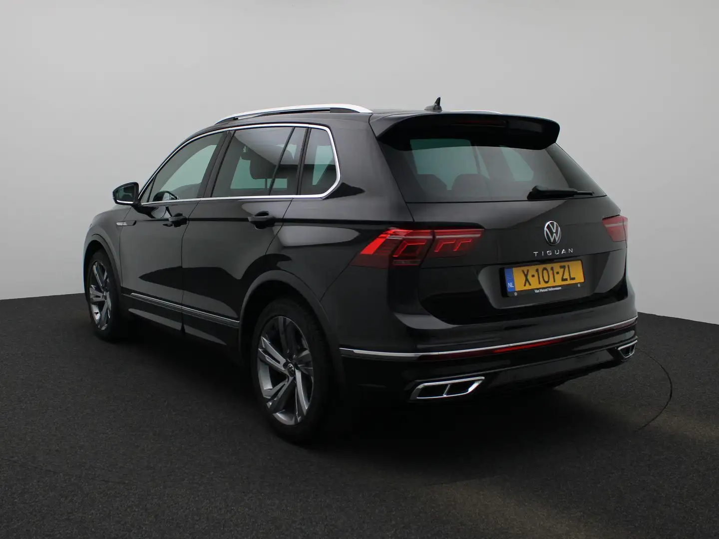 Volkswagen Tiguan 1.5 TSI R-Line Business | Achteruitrijcamera | Tre Zwart - 2