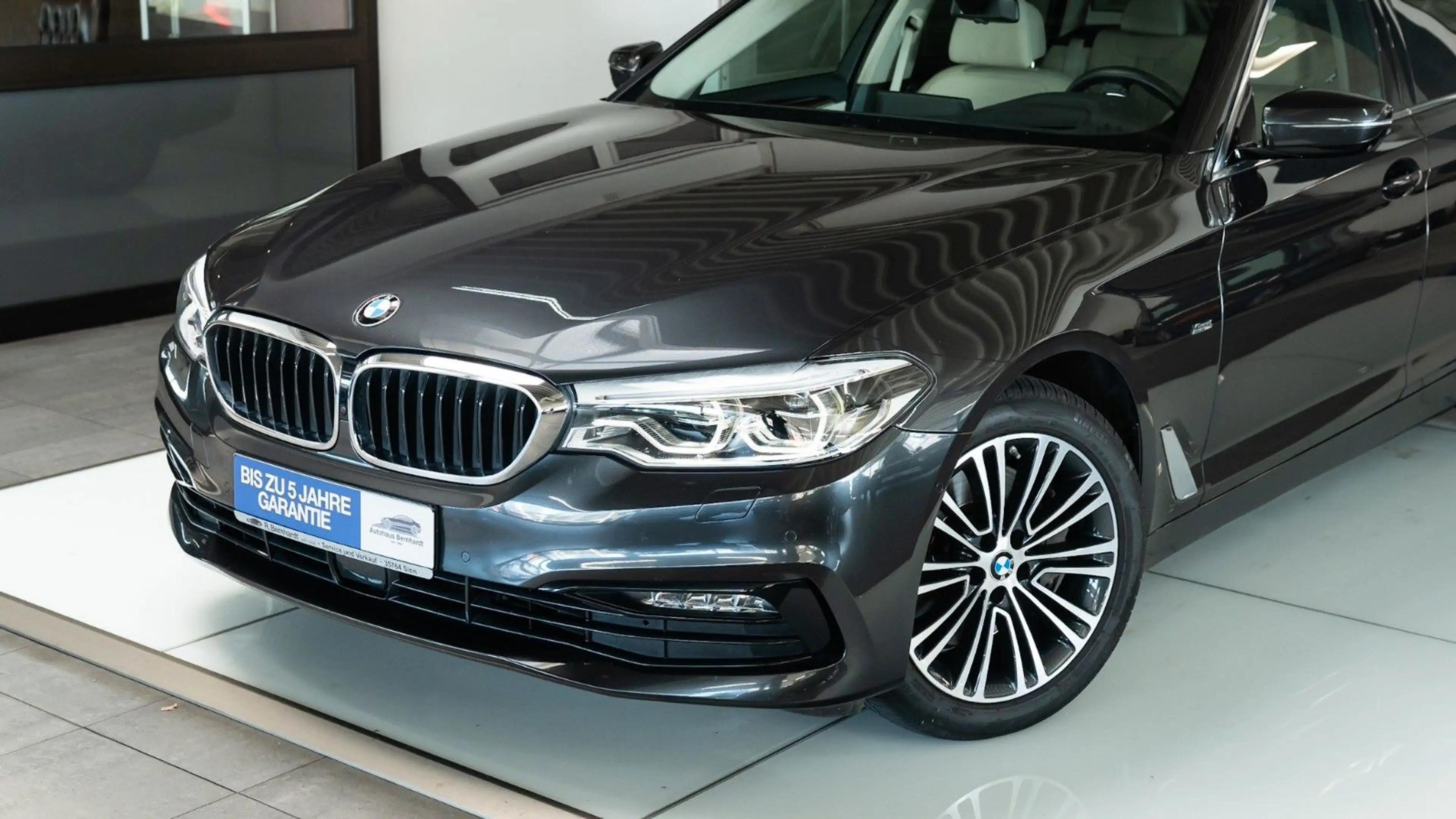 BMW 540 i xDrive KomfoSitz HeadUp PanoDach schwAHK — photo 8