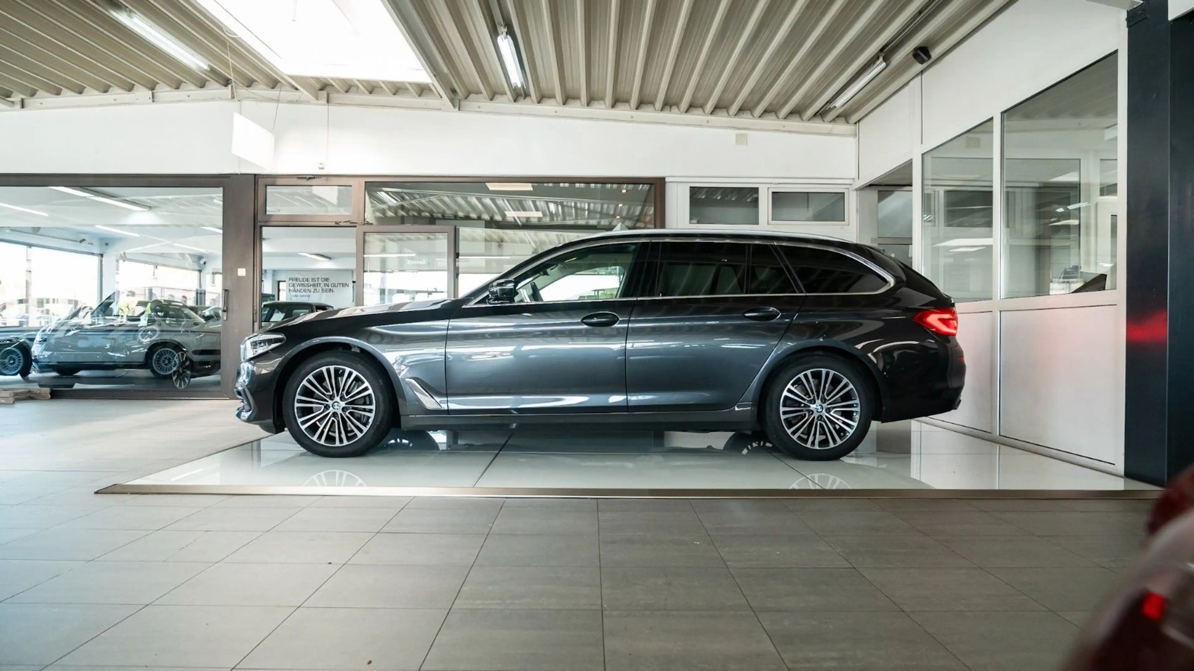 BMW 540 i xDrive KomfoSitz HeadUp PanoDach schwAHK — photo 11