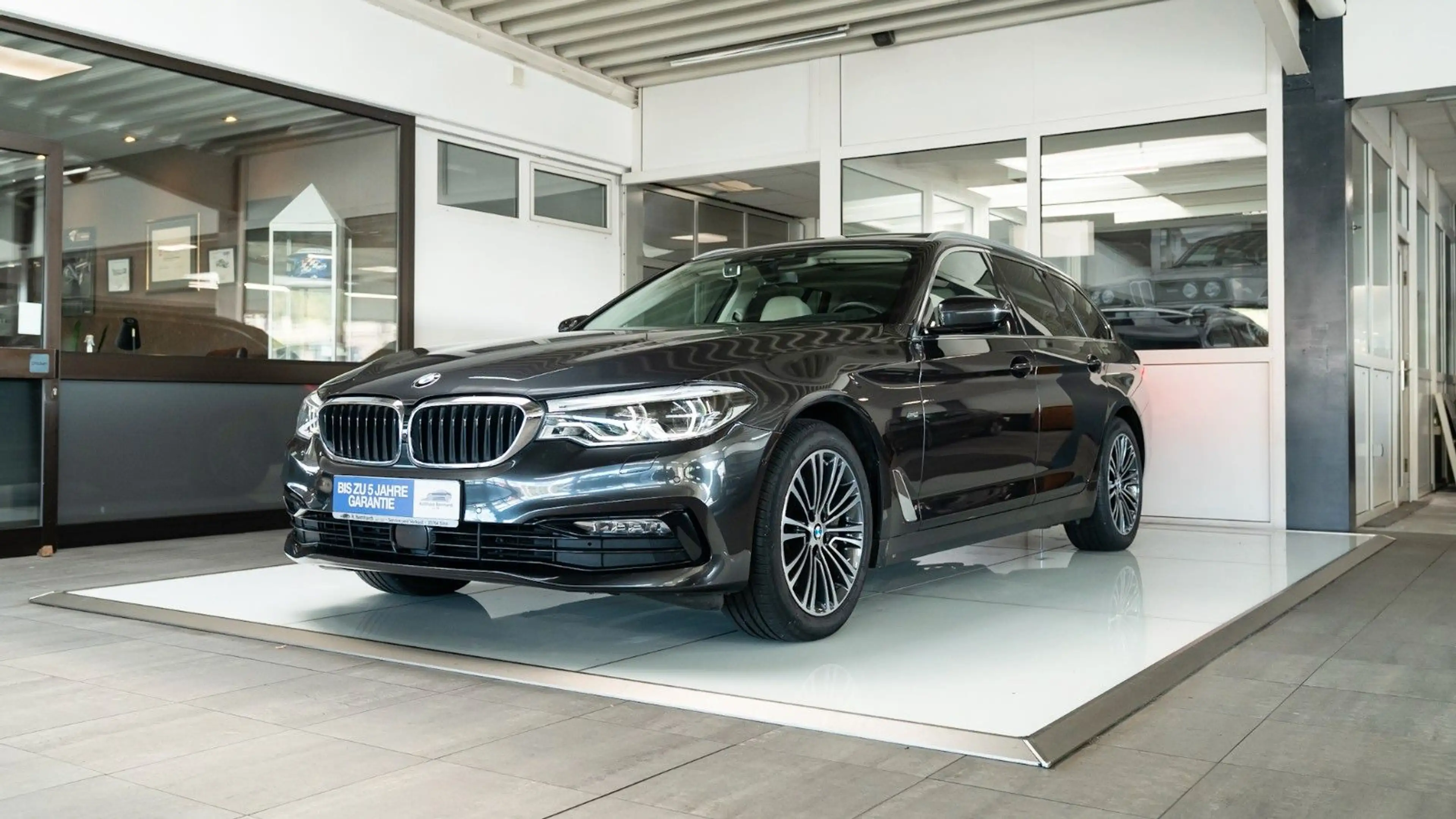 BMW 540 i xDrive KomfoSitz HeadUp PanoDach schwAHK — photo 2