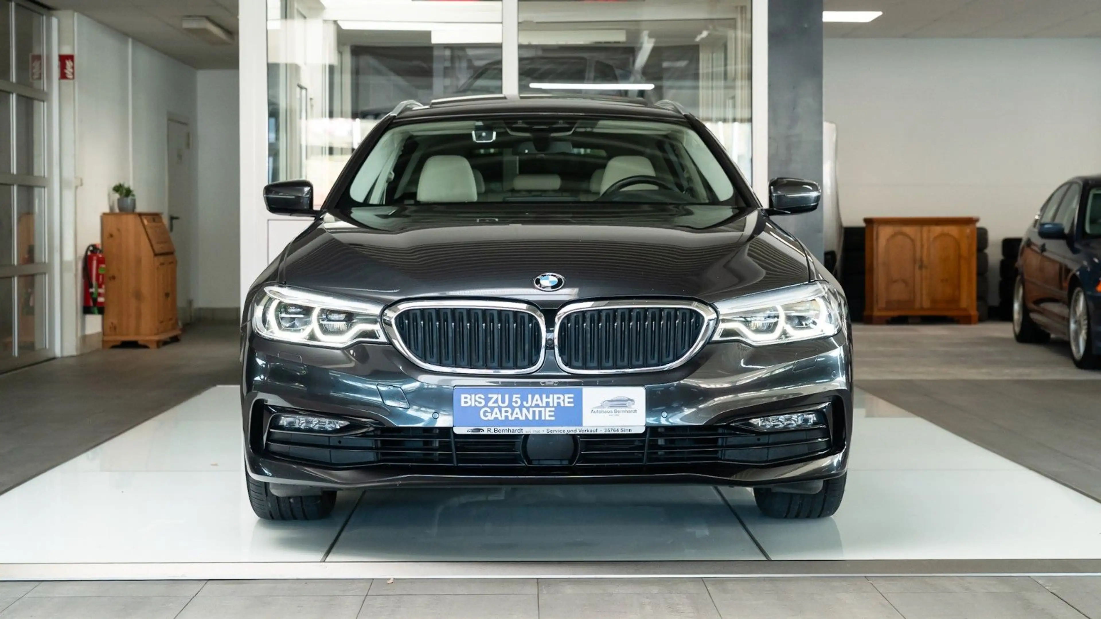 BMW 540 i xDrive KomfoSitz HeadUp PanoDach schwAHK — photo 3