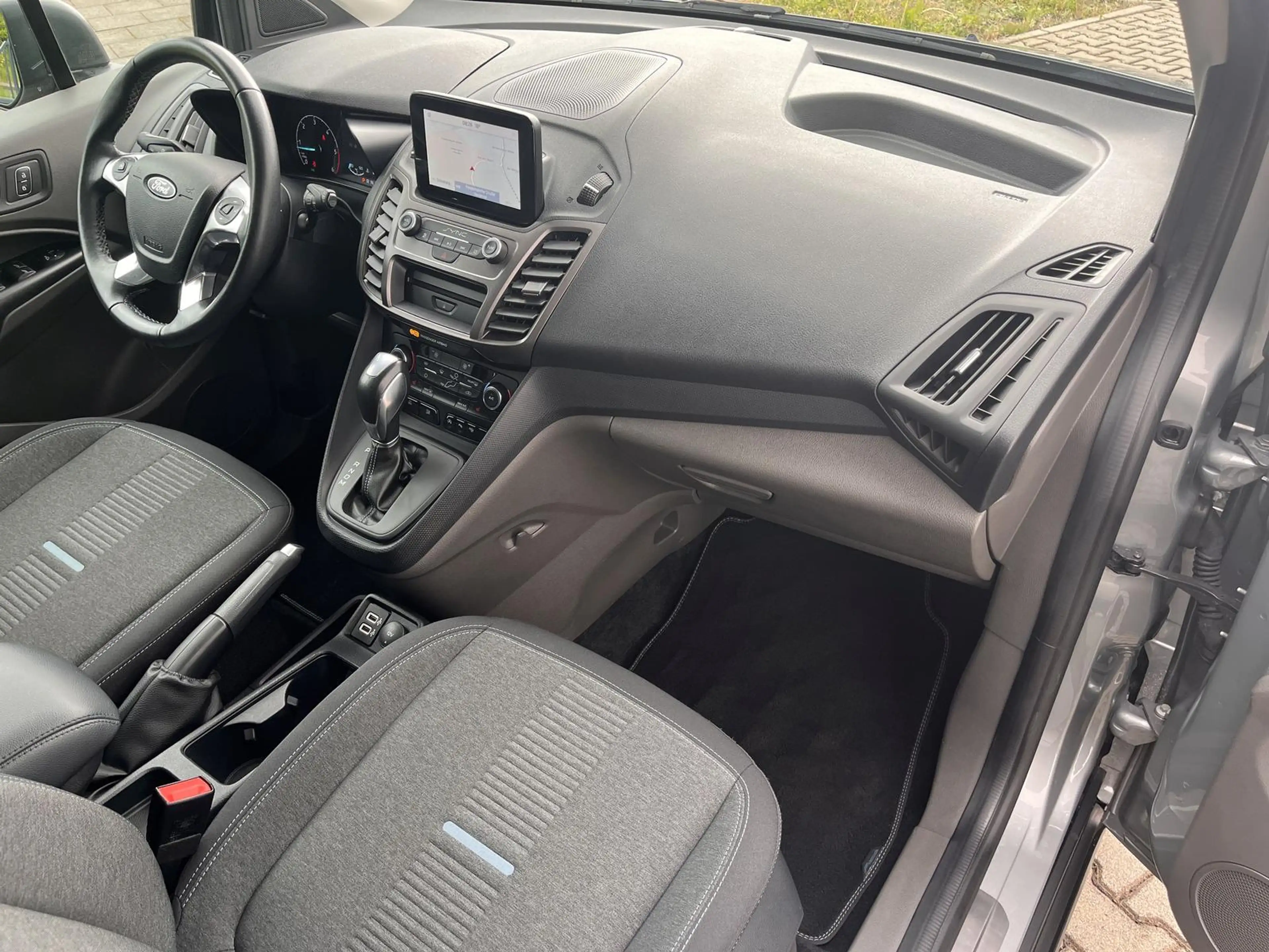 Ford Grand Tourneo Active 1.5 EcoBlue TDCi//P.Dach// — photo 12