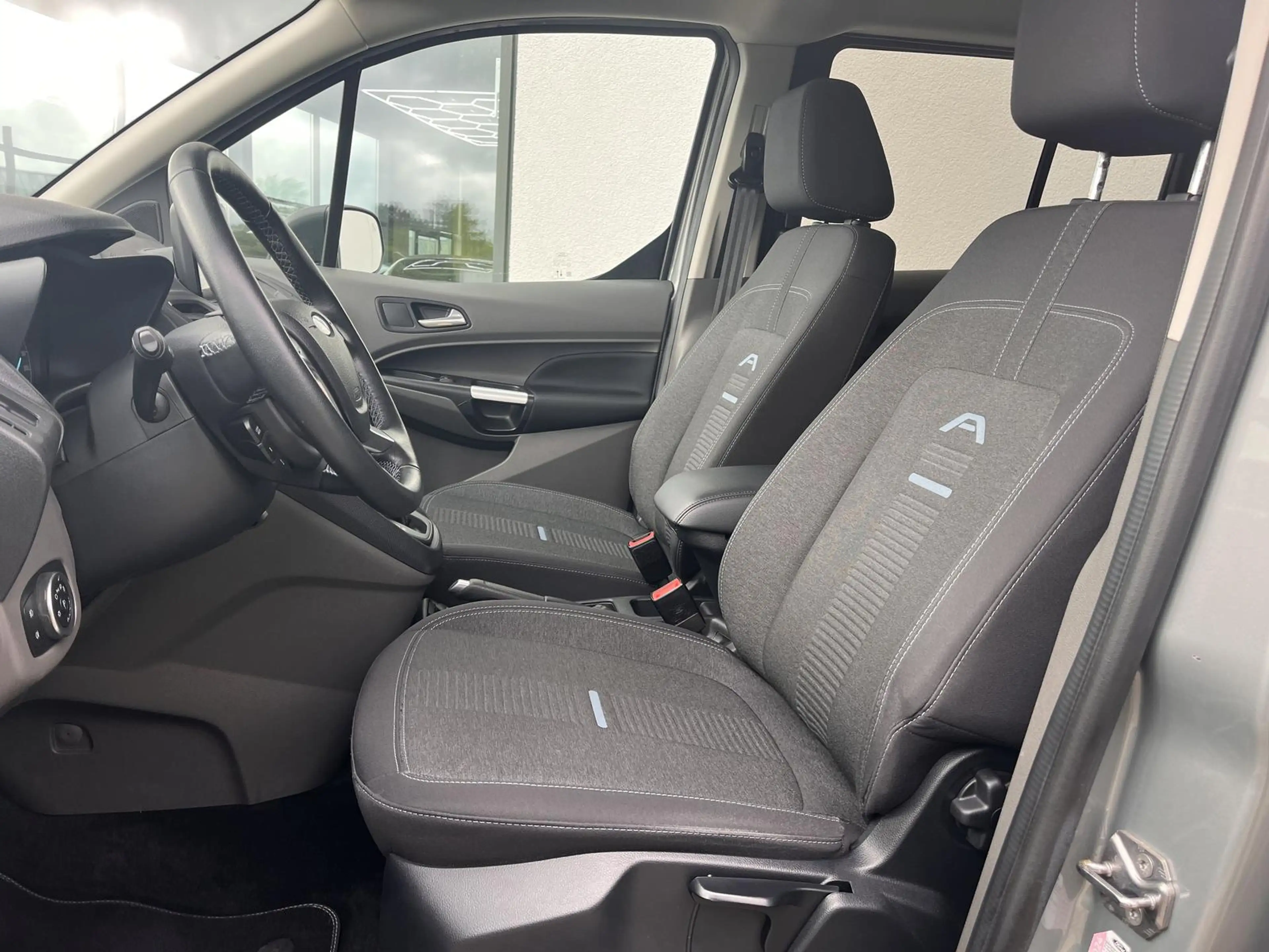Ford Grand Tourneo Active 1.5 EcoBlue TDCi//P.Dach// — photo 11