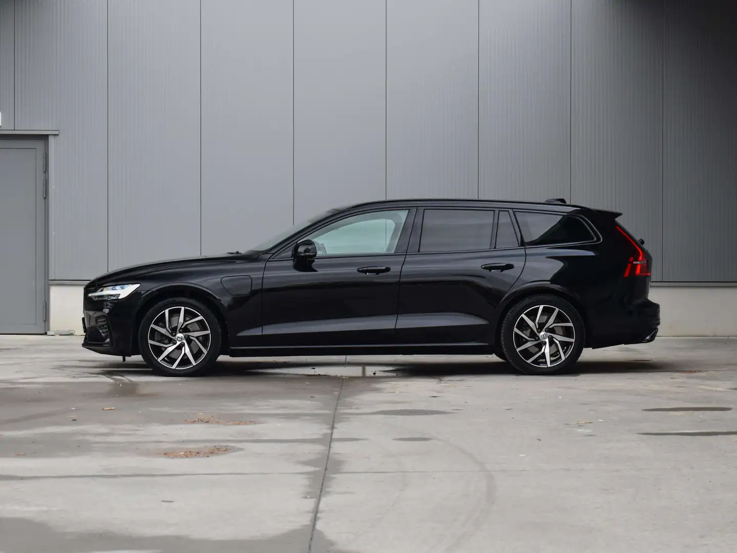 Volvo V60 T8 / Plug-in hybride / AWD / R-Design / TwinEngine Negro - 2