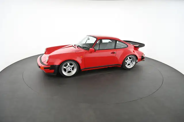 Porsche 911 view 5