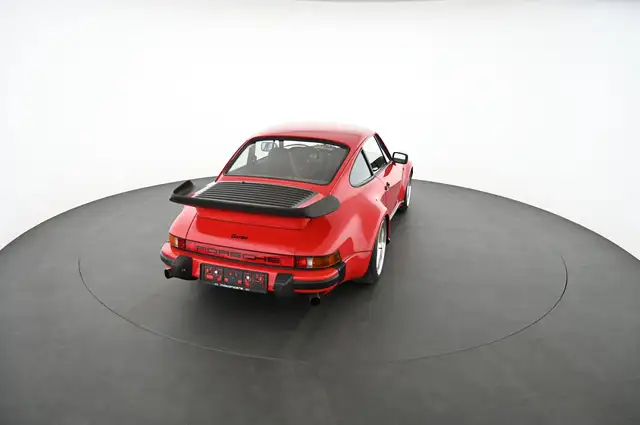 Porsche 911 view 4