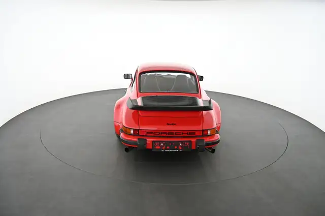 Porsche 911 view 12