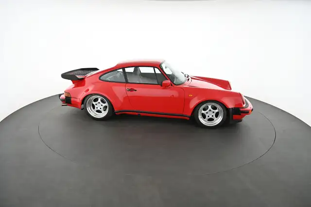 Porsche 911 view 8