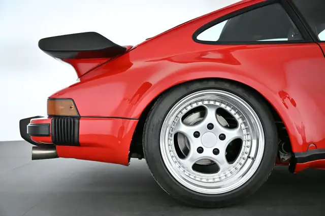 Porsche 911 view 18