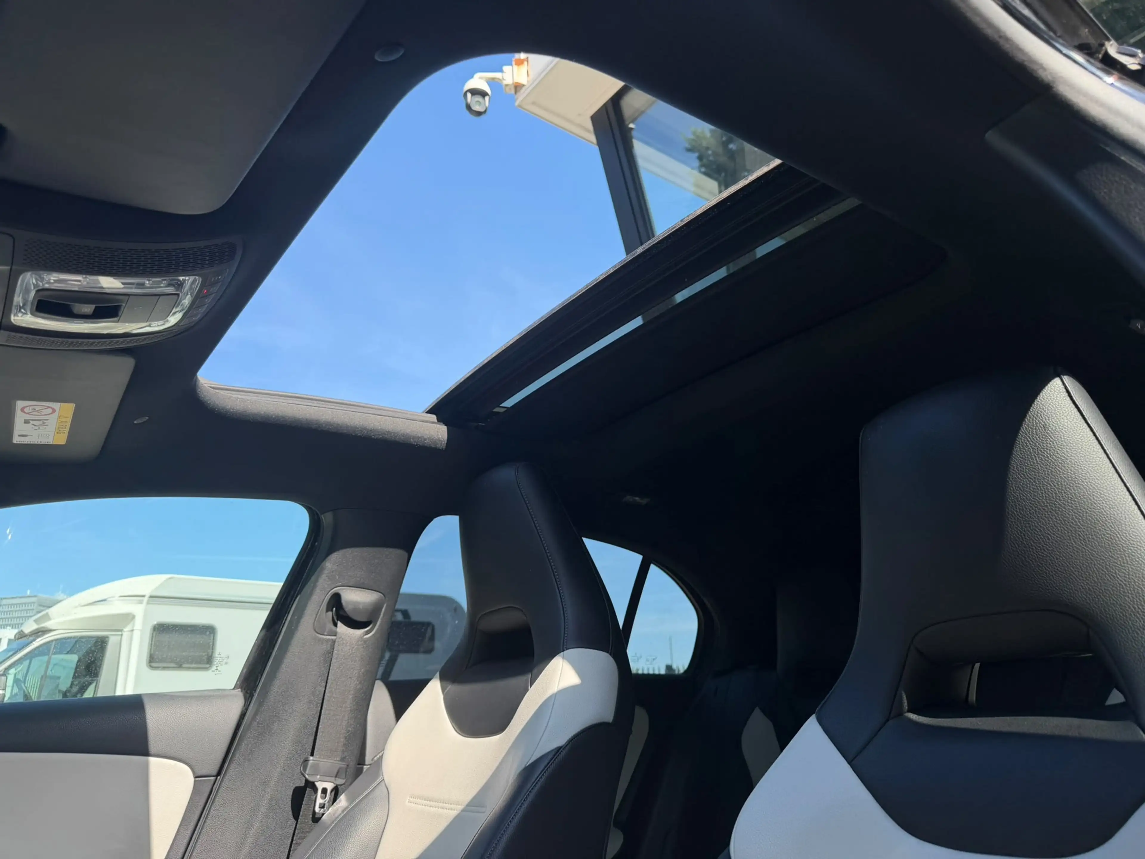 Mercedes-Benz A 220 Premium Plus l PANORAMADAK l MOTOR KAPOT — photo 2