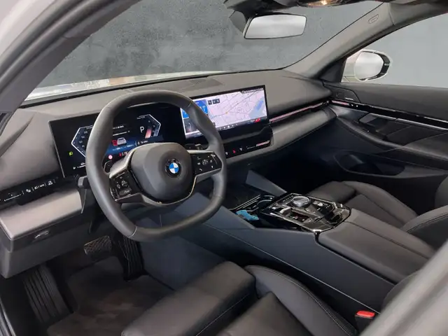 BMW 5 Series view 9