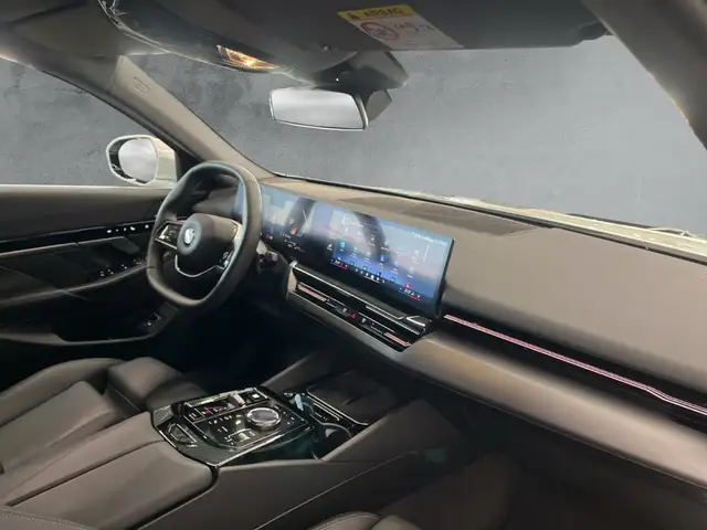BMW 5 Series view 12