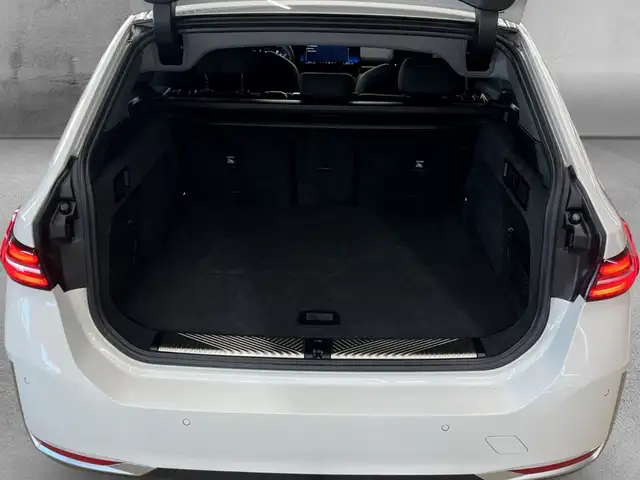 BMW 5 Series view 15