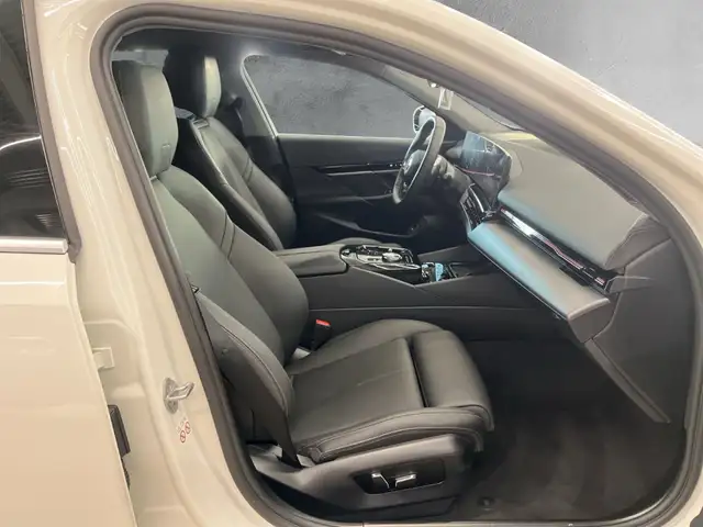 BMW 5 Series view 11
