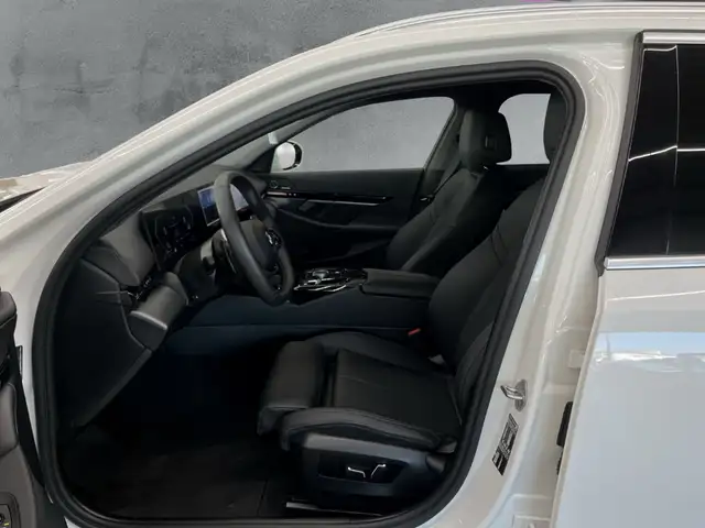 BMW 5 Series view 8
